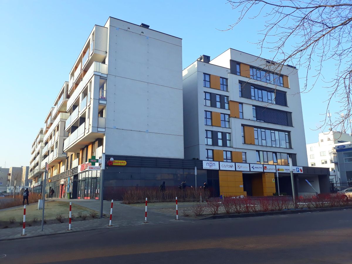 Siedziba Spółdzielni NPN - sześciopiętrowy budynek, na którego froncie rozwieszone są logotypy firm, w tym Spółdzielni NPN i Czytaka.